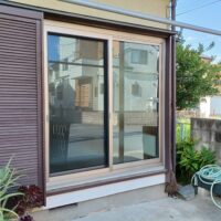 築30年以上の家におすすめ！雨戸付きの古い窓を「LIXILリプラス引違い窓」に交換した事例