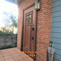 レンガの外壁とバランスよく合うドア【YKKAPドアリモE03】印西市の工事事例