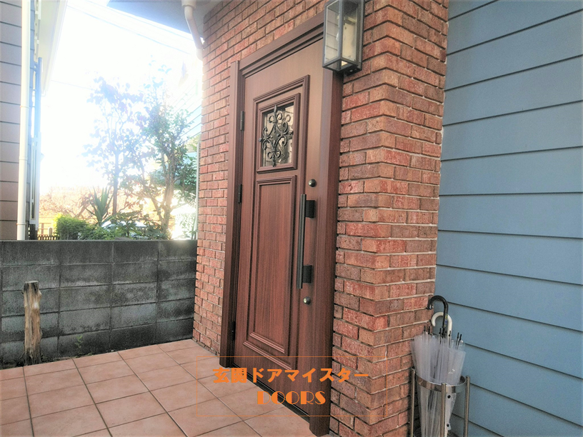 レンガの外壁とバランスよく合うドア Ykkapドアリモe03 玄関ドアのリフォームなら玄関ドアマイスターへお任せください