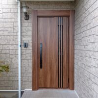 輸入木製ドアをLIXILリシェントへ！大きな枠も「特大額縁」で解決｜黙々と作業する職人の姿に感動の声【つくば市の事例】