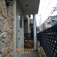 石タイルの外壁に映えるエクリュアイボリーのドア【LIXILリシェントD41型】さいたま市の工事事例