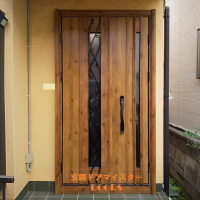 新日軽のアルミの玄関ドアを木目調のドアにしたらこんなに印象が変わりました【YKKAPドアリモE09】さいたま市の工事事例