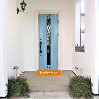 センス抜群のお客様、白い壁とバランスが良いアイスブルーノーチェのドアをお選びいただきました【YKKAPドアリモE09】久喜市の事例