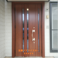セキスイハイムの玄関ドアを木目調のドアにリフォームしました【LIXILリシェントG15型】印西市の工事事例
