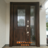 アンティークな雰囲気の木製玄関ドアのイメージを引き継げるアンティークオークのドア【LIXILリシェントC15型】千葉市の工事事例