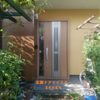 植栽とのバランスが良いクリエラスクのドア【LIXILリシェントM84型】埼玉県の工事事例