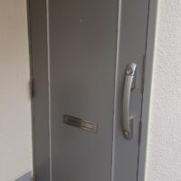 団地の玄関ドア一括改修の事例紹介｜LIXIL RSIIで資産価値と利便性を向上！管理組合様向け提案資料も作成いたします