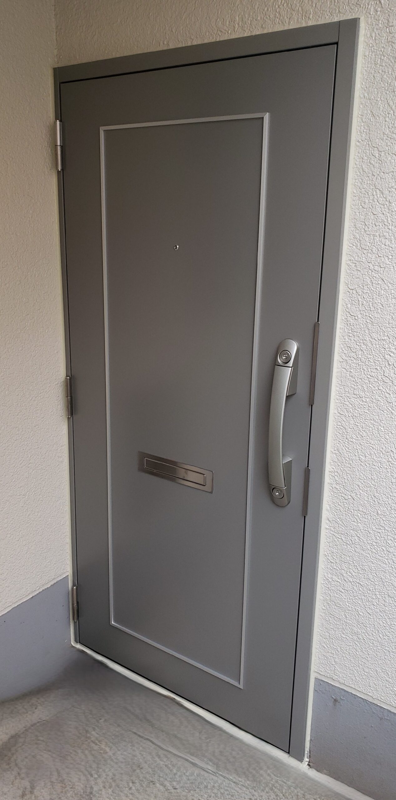 団地の玄関ドア一括改修の事例紹介｜LIXIL RSIIで資産価値と利便性を向上！管理組合様向け提案資料も作成いたします