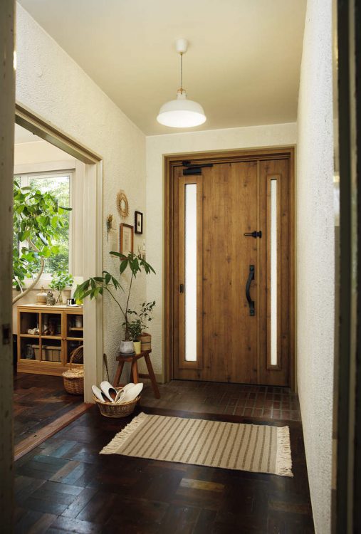 玄関を爽やかな空間にするデザインのドア