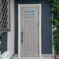 強風で曲がった玄関ドアは「火災保険」で直せる！風災保証を活用した1日リフォーム【茨城県阿見町の事例】