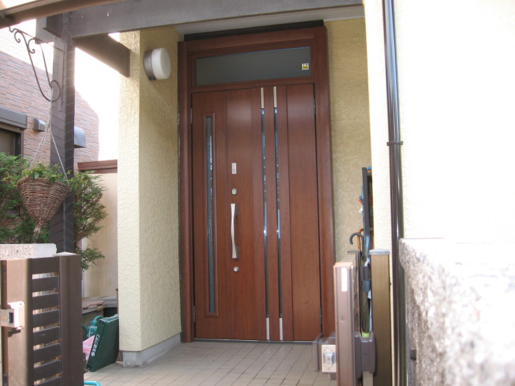 リフォーム用玄関ドア アルミ色と木目調の違い 玄関ドアのリフォームなら玄関ドアマイスターへお任せください