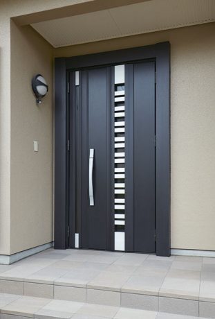 黒い玄関ドアの魅力 コーディネートの仕方も紹介 玄関ドアリフォームの玄関ドアマイスター