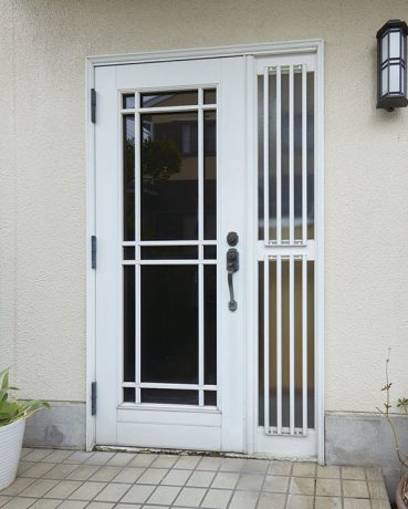 白い玄関ドアについて 相性のいいコーディネートの仕方も紹介 玄関ドアリフォームの玄関ドアマイスター