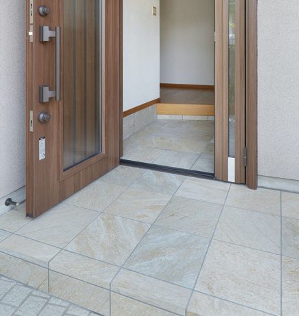 玄関ドアを守る 戸当たりの必要性と種類など 玄関ドアリフォームの玄関ドアマイスター
