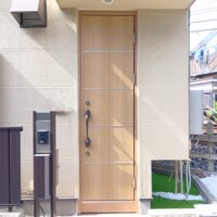 都の助成金活用！色あせた玄関ドアをYKKAPドアリモで断熱リフォーム｜1日で施工完了【東京都葛飾区の事例】