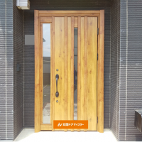 ドアが変色してしまったら、リフォームで新築のように明るい印象に【YKKAPドアリモN07】佐野市の工事事例