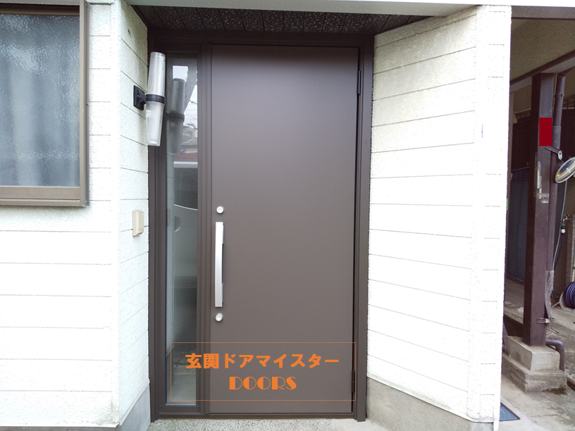 シンプルイズベストなドア【LIXILリシェントM17型】玄関ドアのリフォームなら玄関ドアマイスターへお任せください
