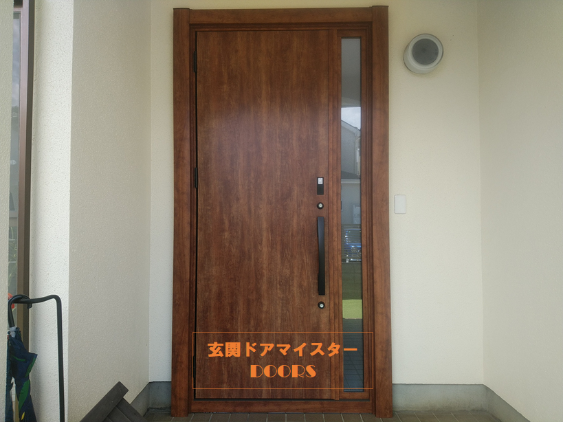シンプルなドアでも木目調にすると高級感が出ます Lixilリシェントm17型 さいたま市の工事事例 玄関ドアリフォームの玄関ドアマイスター