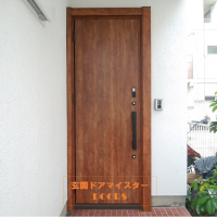 色褪せてしまったドアをアンティークオークの木目調ドアに【LIXILリシェントM17型】世田谷区の工事事例