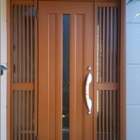 玄関引戸を開きドアに交換した玄関ドアリフォーム事例|LIXILリシェント　C12型　両袖FIXランマ無し　ミディアムチェリー