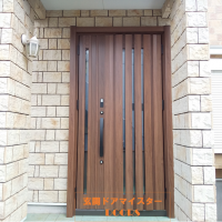 石貼りの外壁に負けない高級感のあるドア【LIXILリシェントG14型】鎌ヶ谷市の工事事例