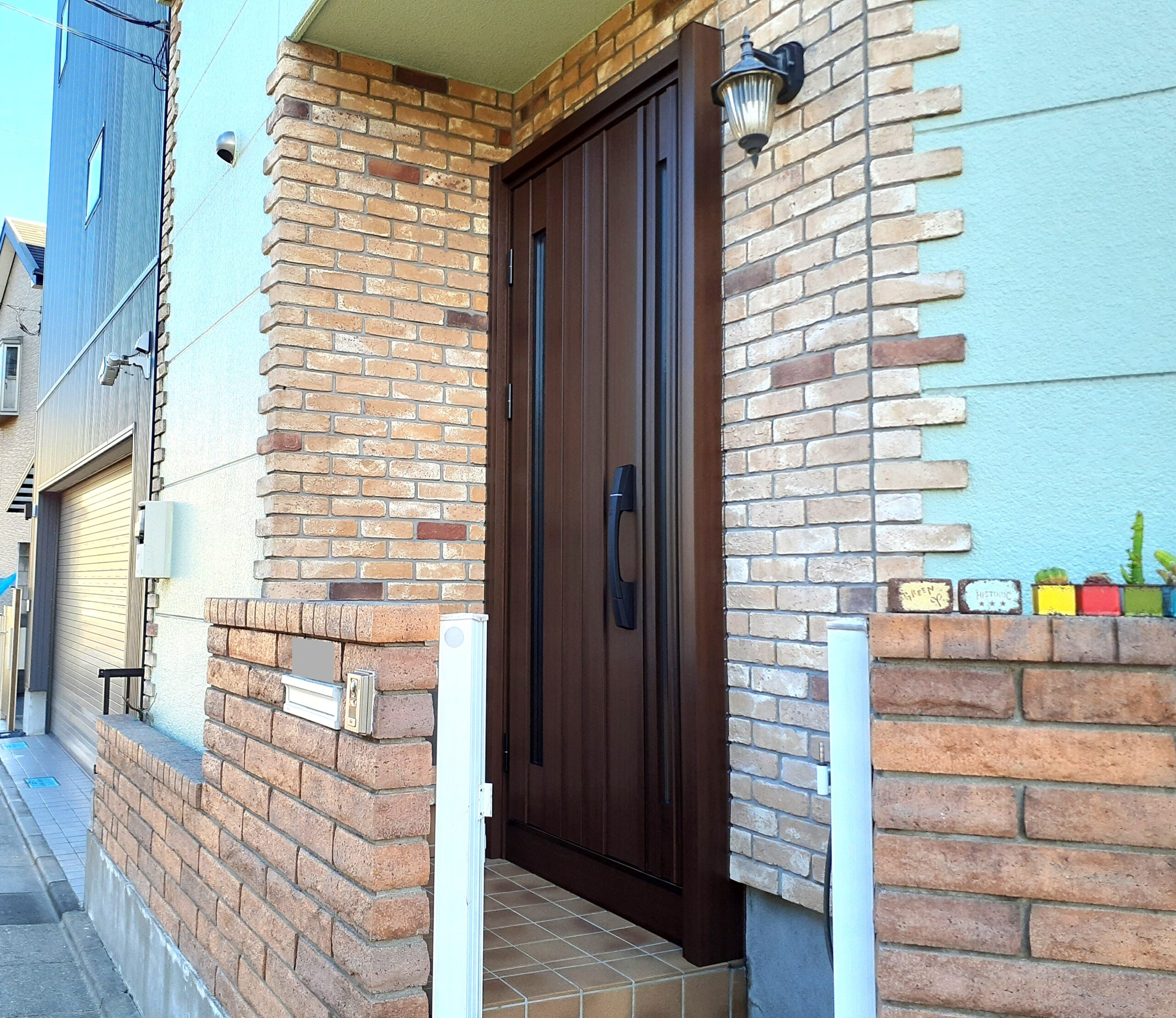 国と都の補助金をW活用！玄関ドア＆内窓リフォーム｜面倒な申請も代理で「すべて満点」の評価【東京都足立区の事例】