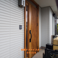 ミサワホームの玄関ドアを風が通るドアに木目調のドアに【YKKAPドアリモN06K】川越市の工事事例