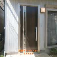 ピボットヒンジの玄関ドアをリシェントでリフォーム【LIXILリシェントM78型】鎌ヶ谷市の工事事例