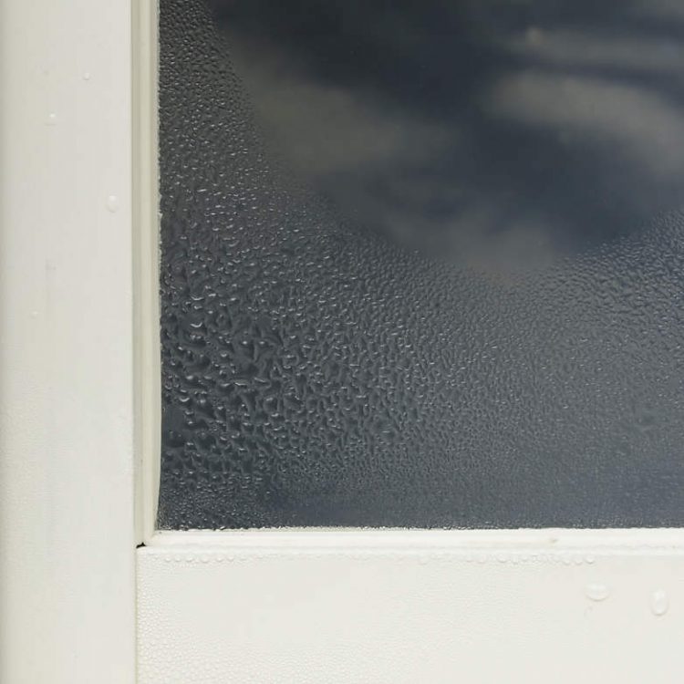 アルミサッシと単板ガラスの窓に発生する結露