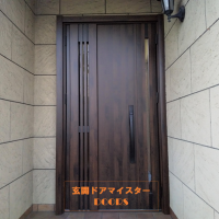 ヒンジが壊れて閉まらなくなってしまったドアをリフォーム【LIXILリシェントM83型】東京都の工事事例