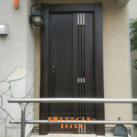 枠の幅が大きい三協アルミのドア【LIXILリシェントM83型】さいたま市の工事事例