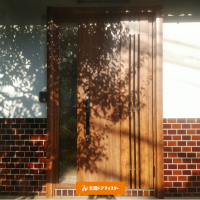 木製玄関ドアをリシェントにしたら塗装が不要に【LIXILリシェントM83型】大田区の事例