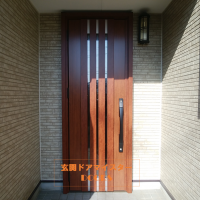 ブロンズのドアを木目調のドアにするとこんなにイメージが明るくなります【LIXILリシェントM27型】野木町の工事事例
