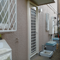 【茨城県守谷市の事例】泥棒をシャットアウト！防犯性ゼロの勝手口ドアを「鍵穴なし・高断熱」ドアに1日で交換