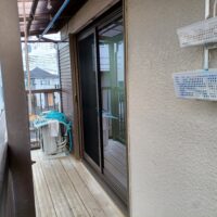 出入りが多いベランダの窓は外窓交換。開け閉めが少ない窓は防犯ガラスの内窓と使い分け