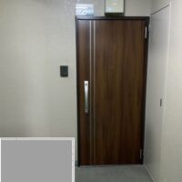 マンションでも木目調の玄関ドアにできます！高級感が格段に違います