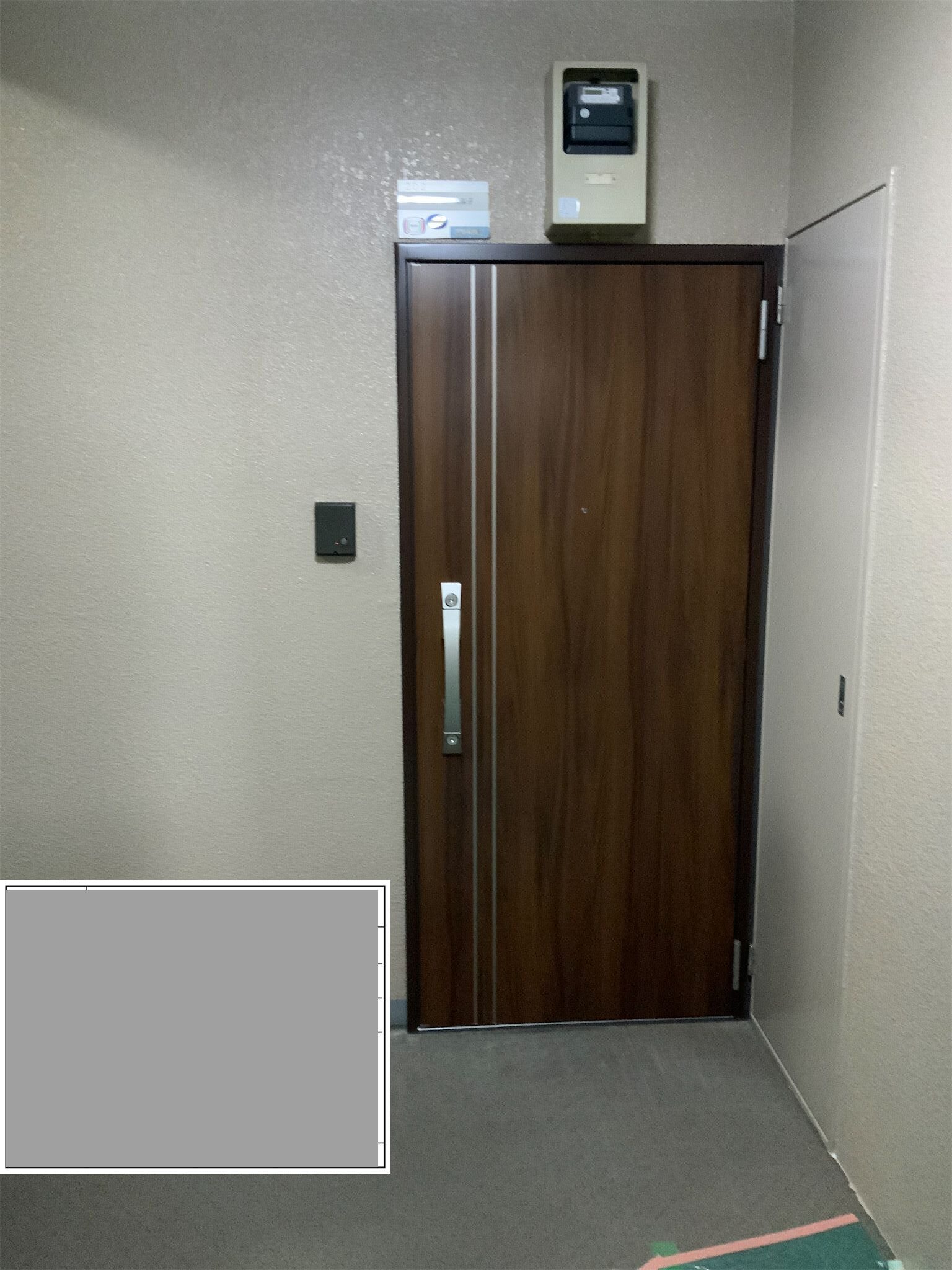 マンションでも木目調の玄関ドアにできます！高級感が格段に違います