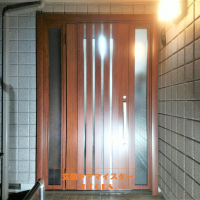 ヘーベルハウスの建物で塗装に合わせて玄関と勝手口ドアをリフォーム【LIXILリシェントM27型】多古町の工事事例