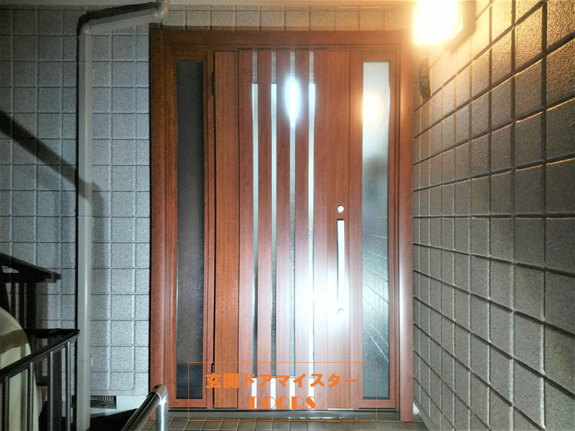 ヘーベルハウスの建物で塗装に合わせて玄関と勝手口ドアをリフォーム【LIXILリシェントM27型】玄関ドアのリフォームなら玄関ドアマイスターへ