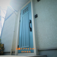真っ白な外壁に似合うアイスブルーノーチェのドア【YKKAPドアリモE01】野田市の工事事例
