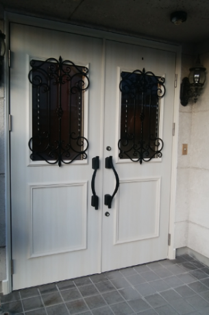ドアをおしゃれにコーディネート 玄関ドアに使える飾りとは 玄関ドアリフォームの玄関ドアマイスター