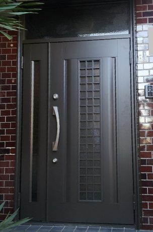 玄関ドアに目隠し 外からの覗き見を防止する 玄関ドアリフォームの玄関ドアマイスター