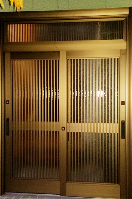 引き戸の玄関ドアについて リフォームも対応可能 玄関ドアリフォームの玄関ドアマイスター