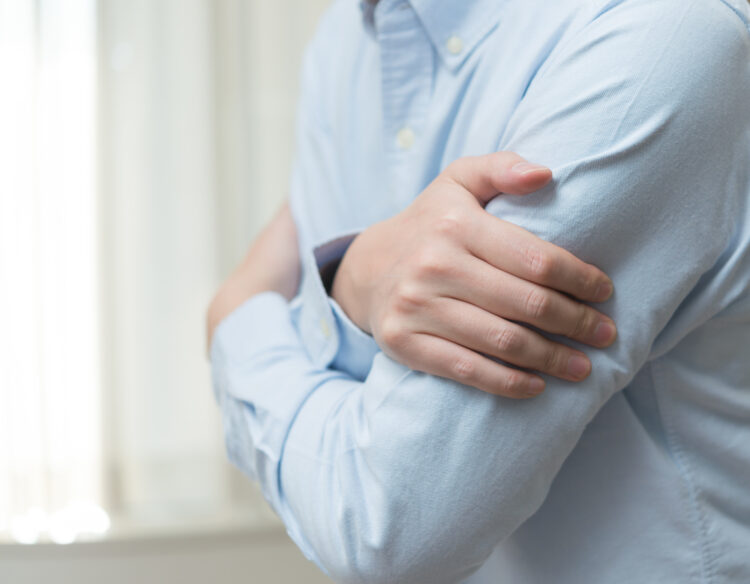 寒がっている男性